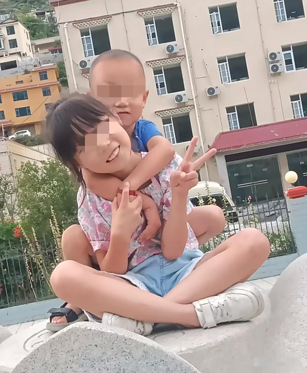 触目惊心！四川16岁男孩将年幼弟妹从2楼扔下，继母崩溃哭诉，知情人曝反转内情