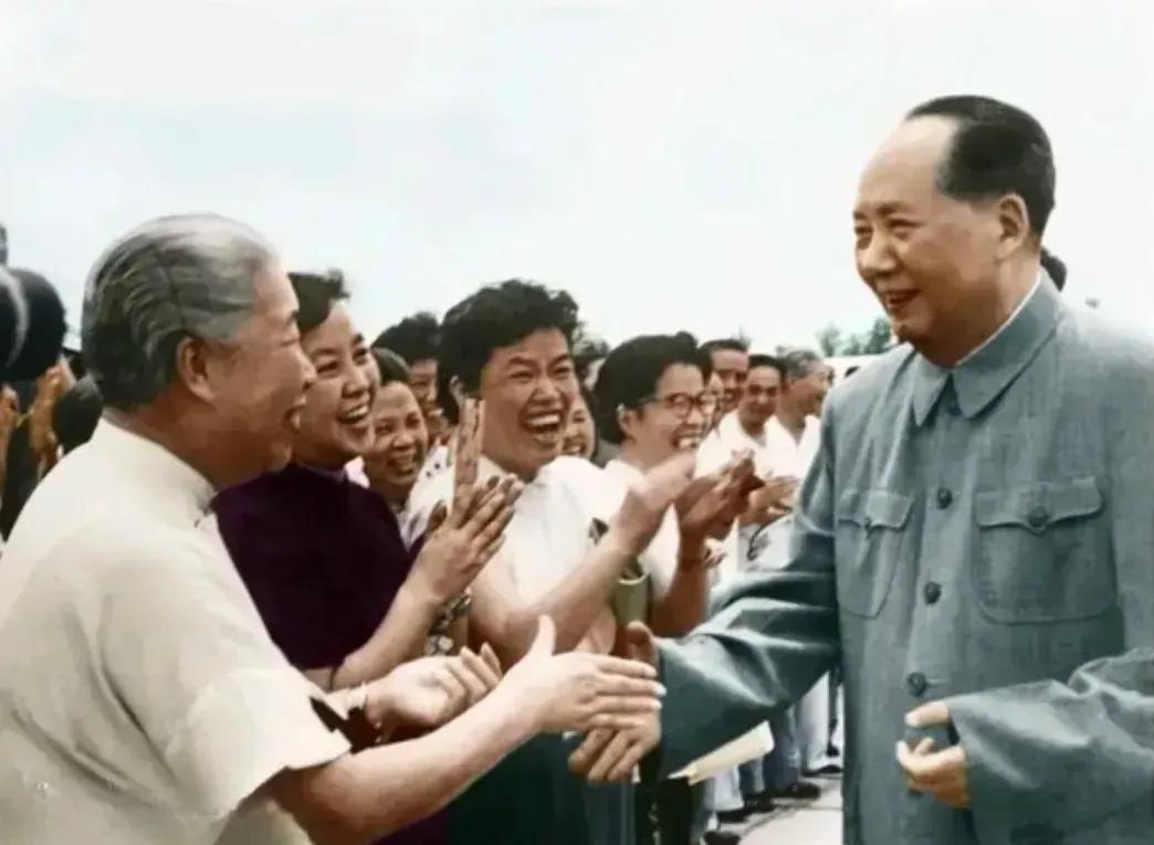 毛主席：“环境卫生，极为重要，一定要使居民养成卫生习惯，以卫生为光荣，以不卫生为