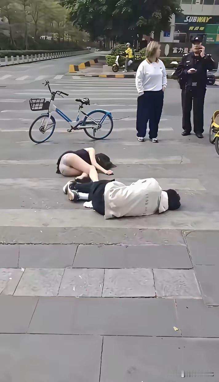 谁先起来谁就输了[无奈吐舌]