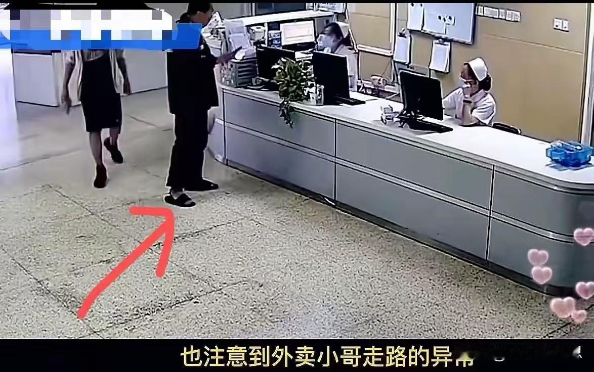 这个医生火了！下雨天，外卖小哥给医生送餐，不小心在路上摔了一跤，把汤洒了！小哥忍
