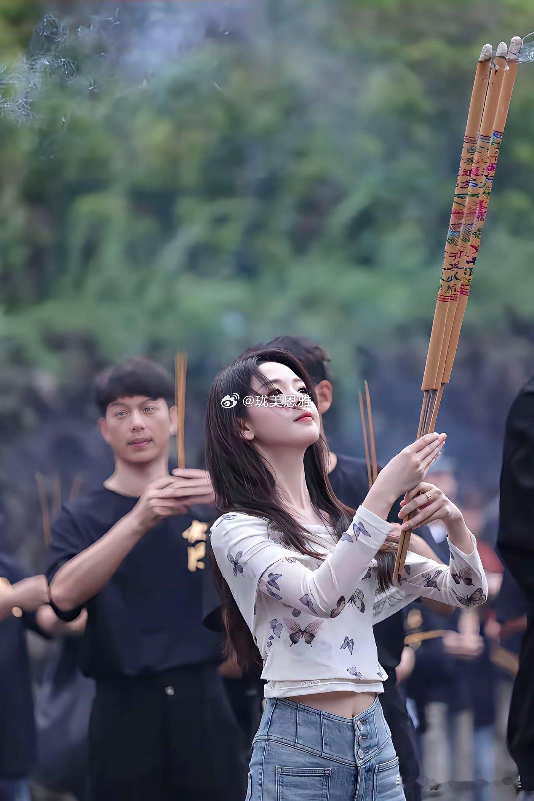 长得那么漂亮，演技也很好要是遇到一个好导演，肯定能成为一线大明星！