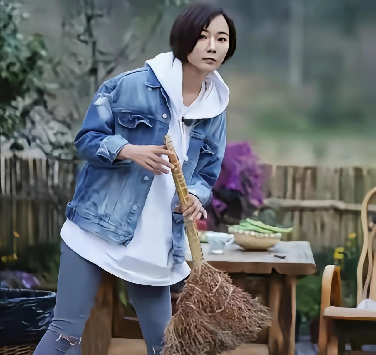 41岁生日王珞丹，如今搬入深山生活，远离城市喧与两只狗狗相伴王珞丹刚过完41岁