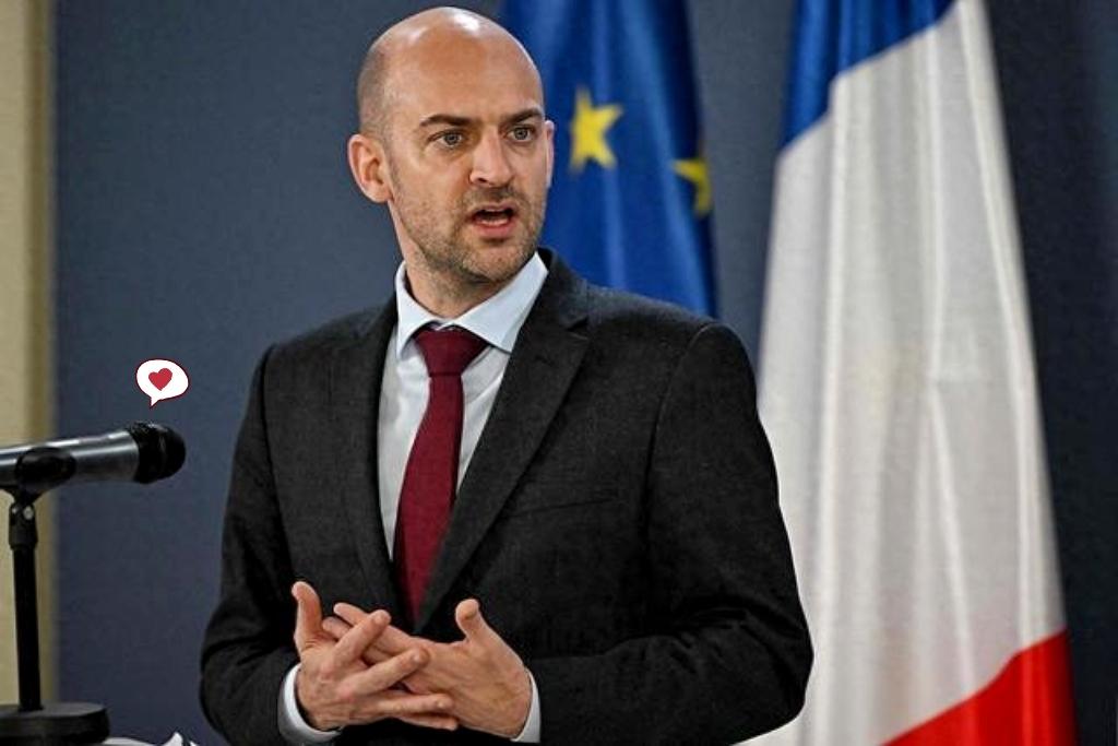 法国这次是真的被架在火上烤，终于憋不住火了。外长巴罗把话挑明了：美国和以色列