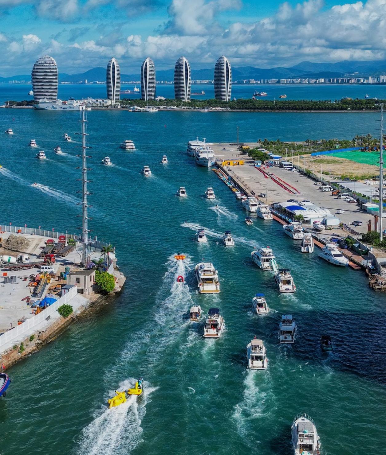 新加坡人最近喝咖啡聊天时，可能会多一个新话题：中国海南岛封关运作，关我们什么事？