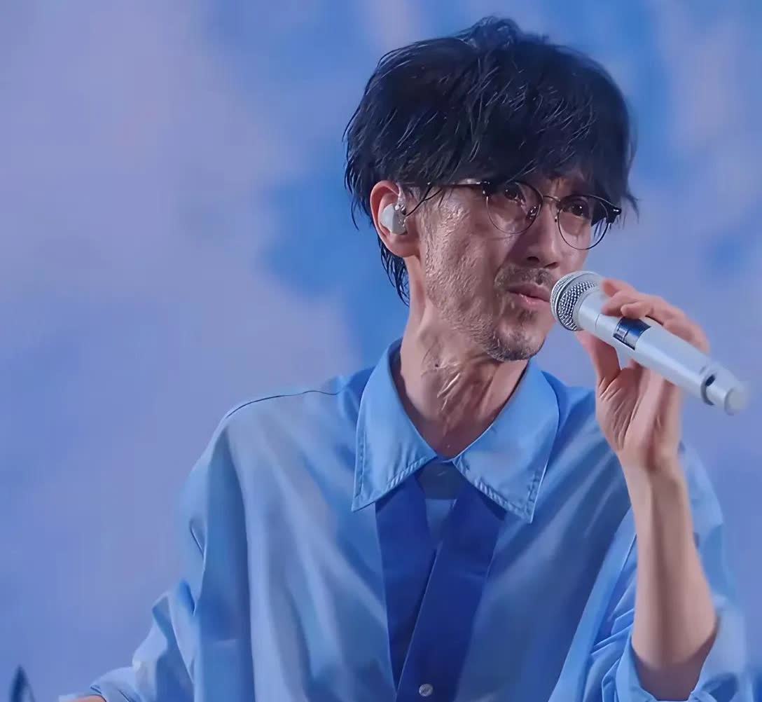 周传雄真是瘦到皮包骨头，这样子还能开演唱会真是不容易，但是作为歌手如今只有开演唱