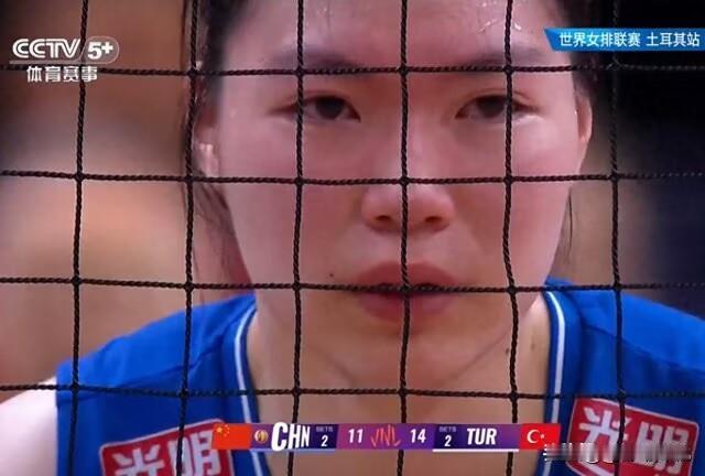 张籽萱哭得梨花带雨[哭哭][哭哭]。决胜局10-14落后，她误以为扣球出界输掉整