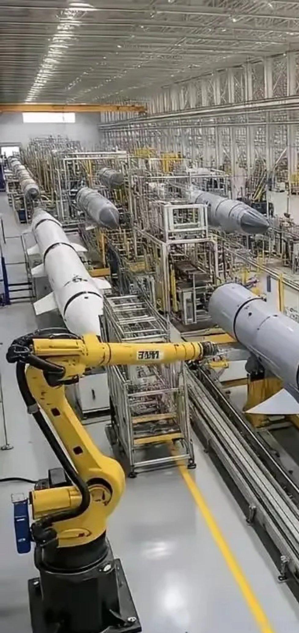 这份底气，来自于过硬的制造实力！🔥中国官方首次公开了PL-15导弹的全自动化生