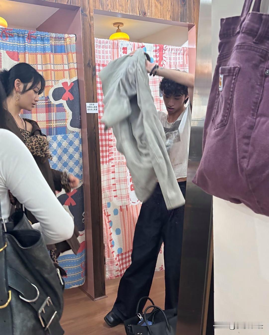 伊能静儿子恩利在四川一家廉价服装店买衣服，他本人非常瘦，个子挺高的，穿衣打扮很时