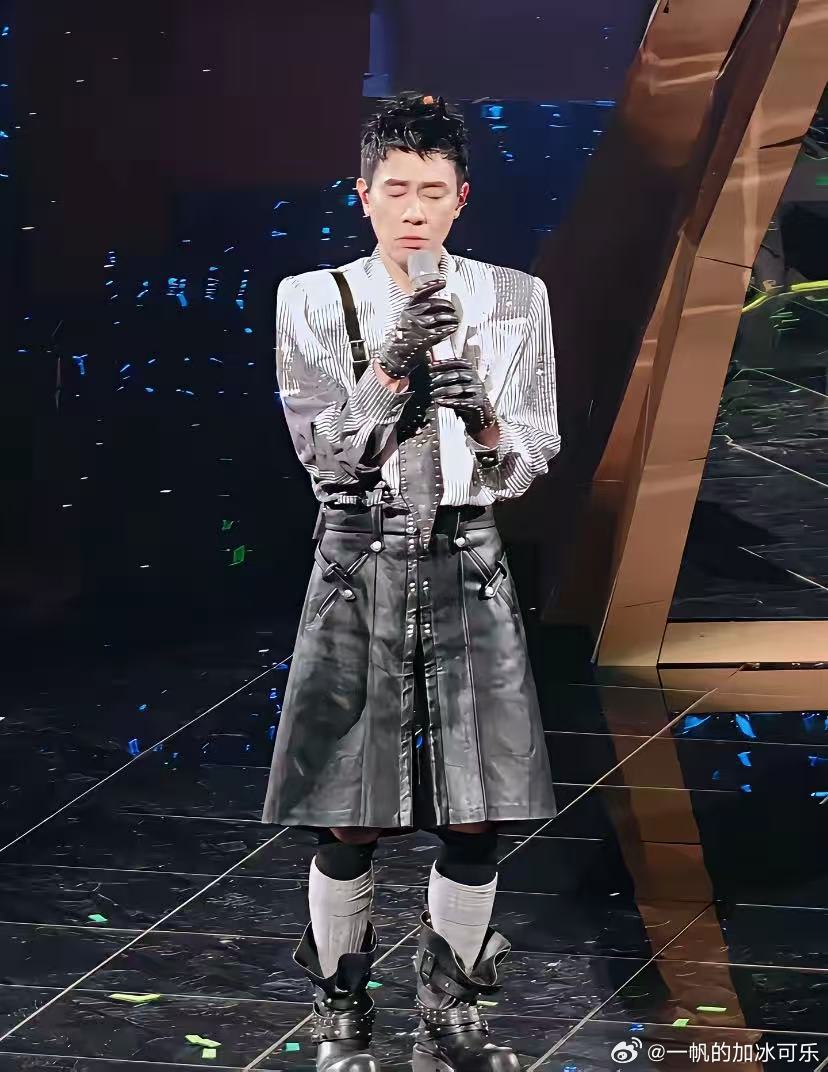 人长得帅，裹麻袋也很帅。看到陈小春在演唱会上穿的衣服，突然觉得明星和普通人还是