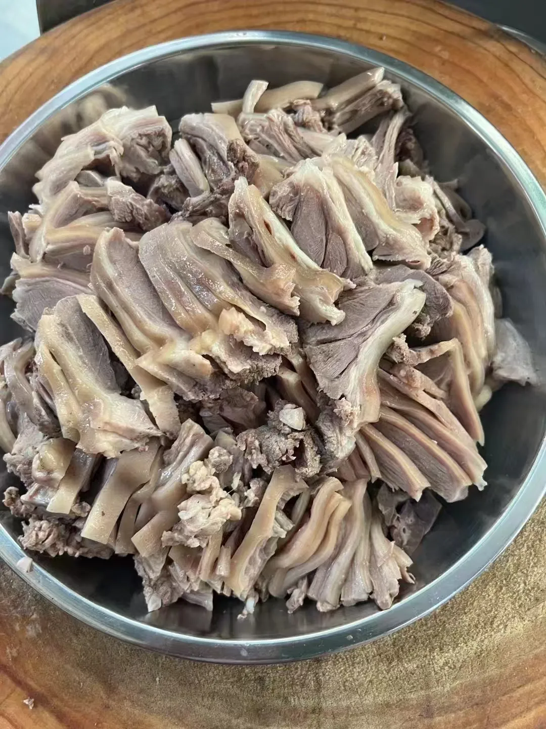 美食白切香肉，以极具特色的料汁淋在嫩滑的香肉上，吃起来口感爽滑，满口清香。