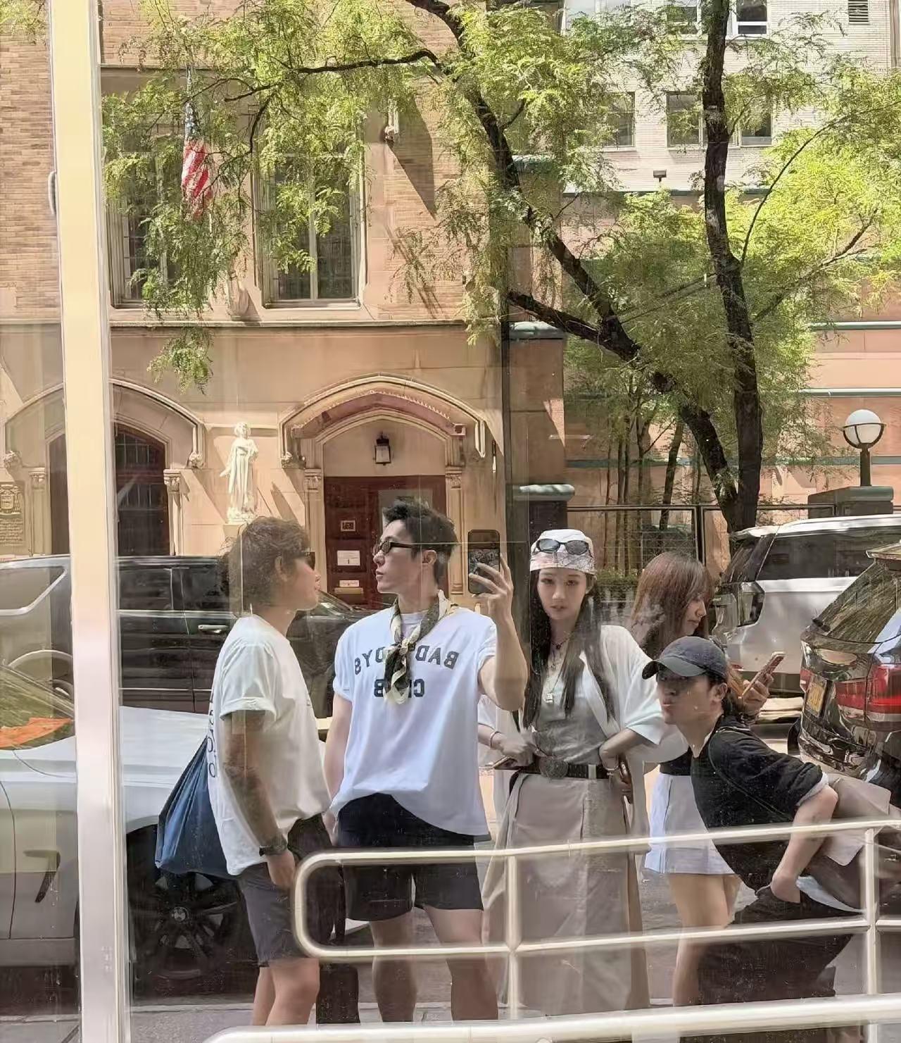 杨紫和经纪人大雷的新造型，冲上了热搜！7月20日，杨紫在观看世界杯决赛前，和