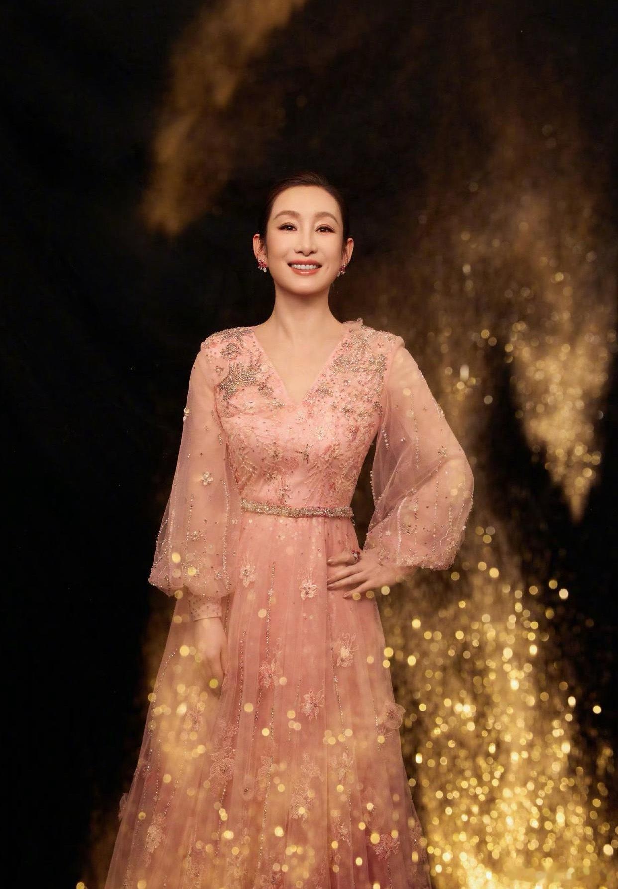 1.秦海璐看霸道总裁文带入的是总裁，刘涛看这种文带入的是女主，她俩还嘴对嘴亲过。
