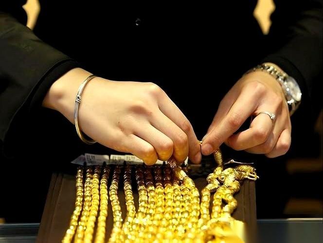 黄金这次算是彻底撕下了美联储的“遮羞布”。本来按老剧本，加息利剑悬着，油价火上