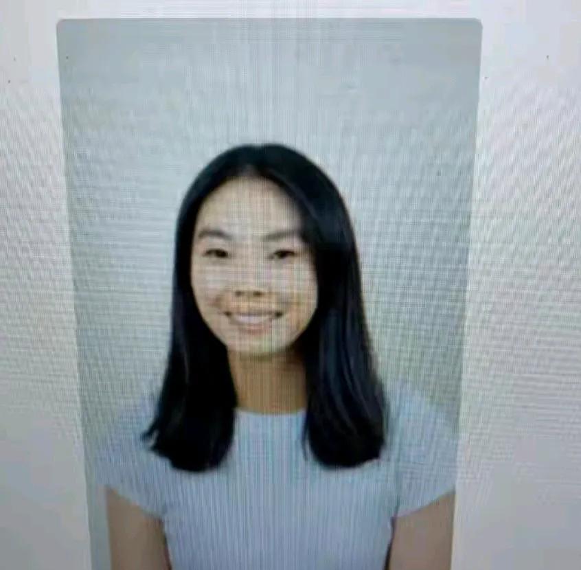 母凭子贵，杜建英绝对是智慧女人，她是浙江大学的高材生，当年放弃了稳定的工作来到娃