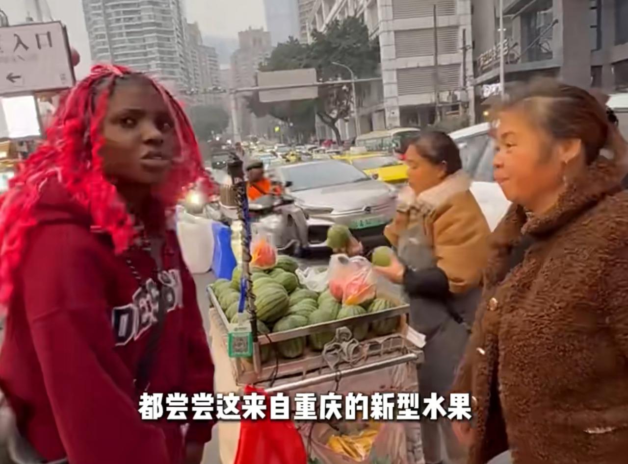 重庆特色哈儿果，本地人基本没人敢随便品尝。其实它并不是天然水果大量色素糖精腌制