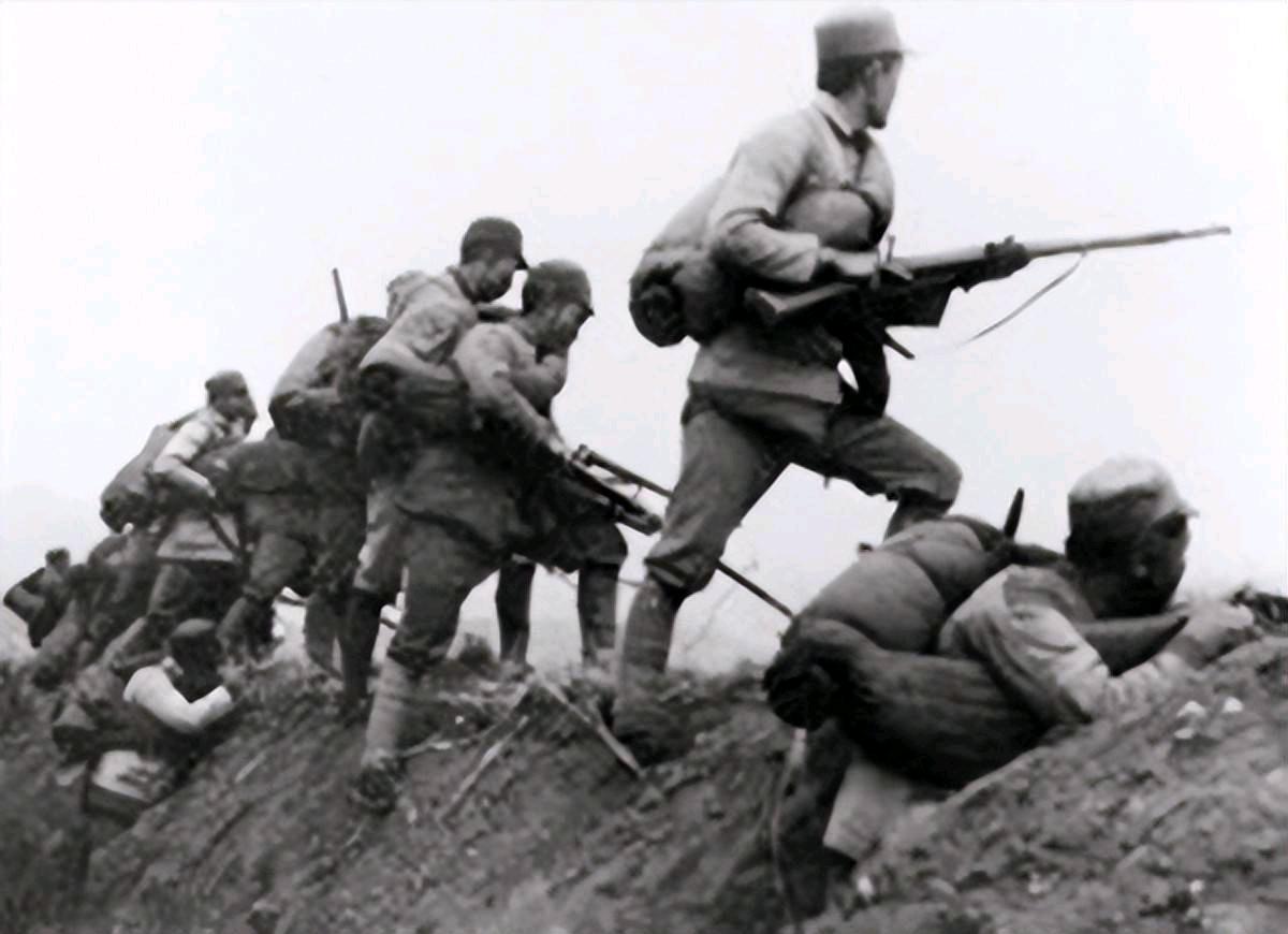 16岁小战士拒听撤退令，一枪毙敌扭转战局1945年，八路军在公路上伏击日军