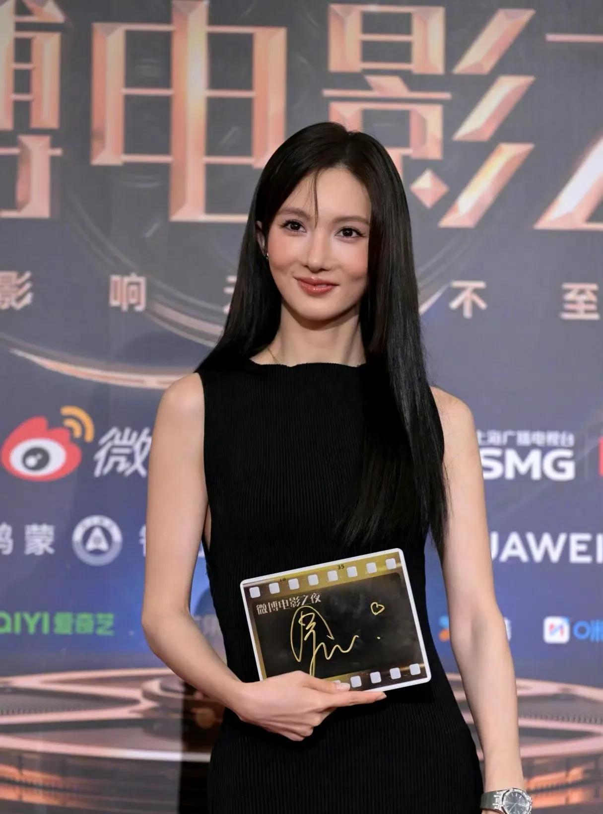 #我的摄影日记#一袭黑色无袖鱼尾裙，勾勒出她曼妙的身材曲线，大长腿瞩目，整个人