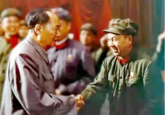 1968年，毛主席在人民大会堂接见军队高级将领，当他走到开国上将李天佑的面前时笑