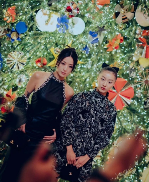 狠狠感受到徐濠萦的美了，只要不乱穿袜子，这一身打扮就很有星范。多年以后她保持苗条