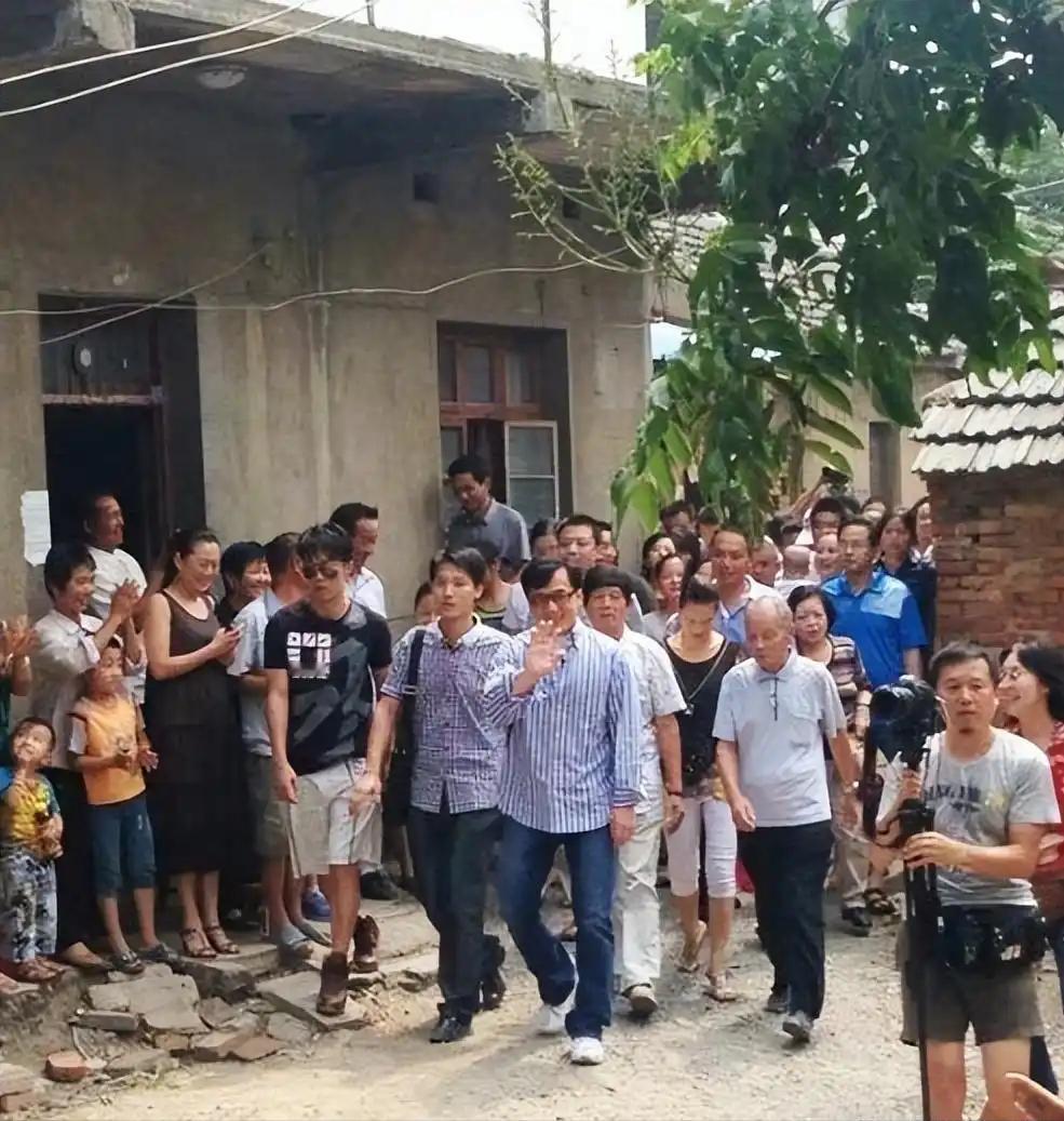 2013年，成龙和亲哥安徽相认，对方一贫如洗，他帮没帮两个亲哥哥，成龙只与自己同