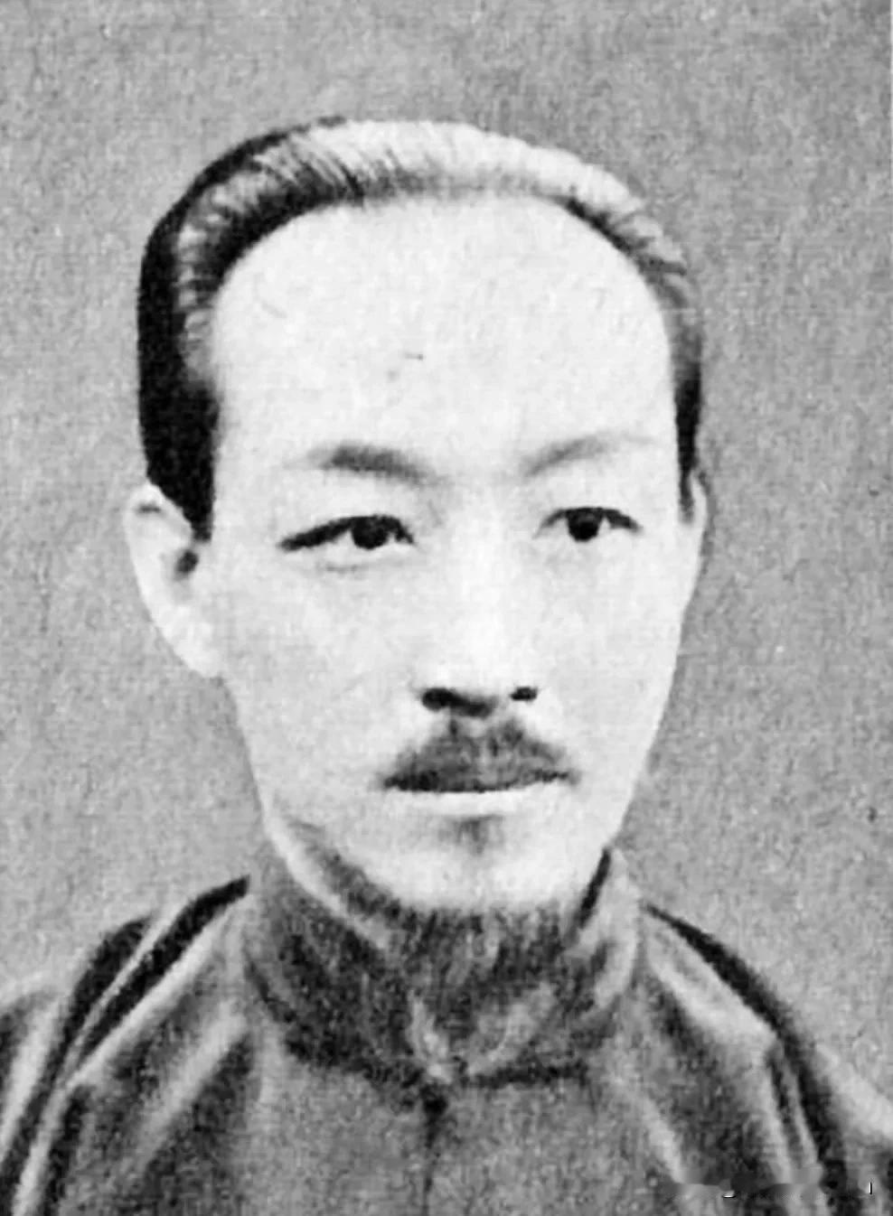 赵欣伯，旗人，据统计其在日本的遗产包括大量土地、10余间房屋，以及20多箱金银珠