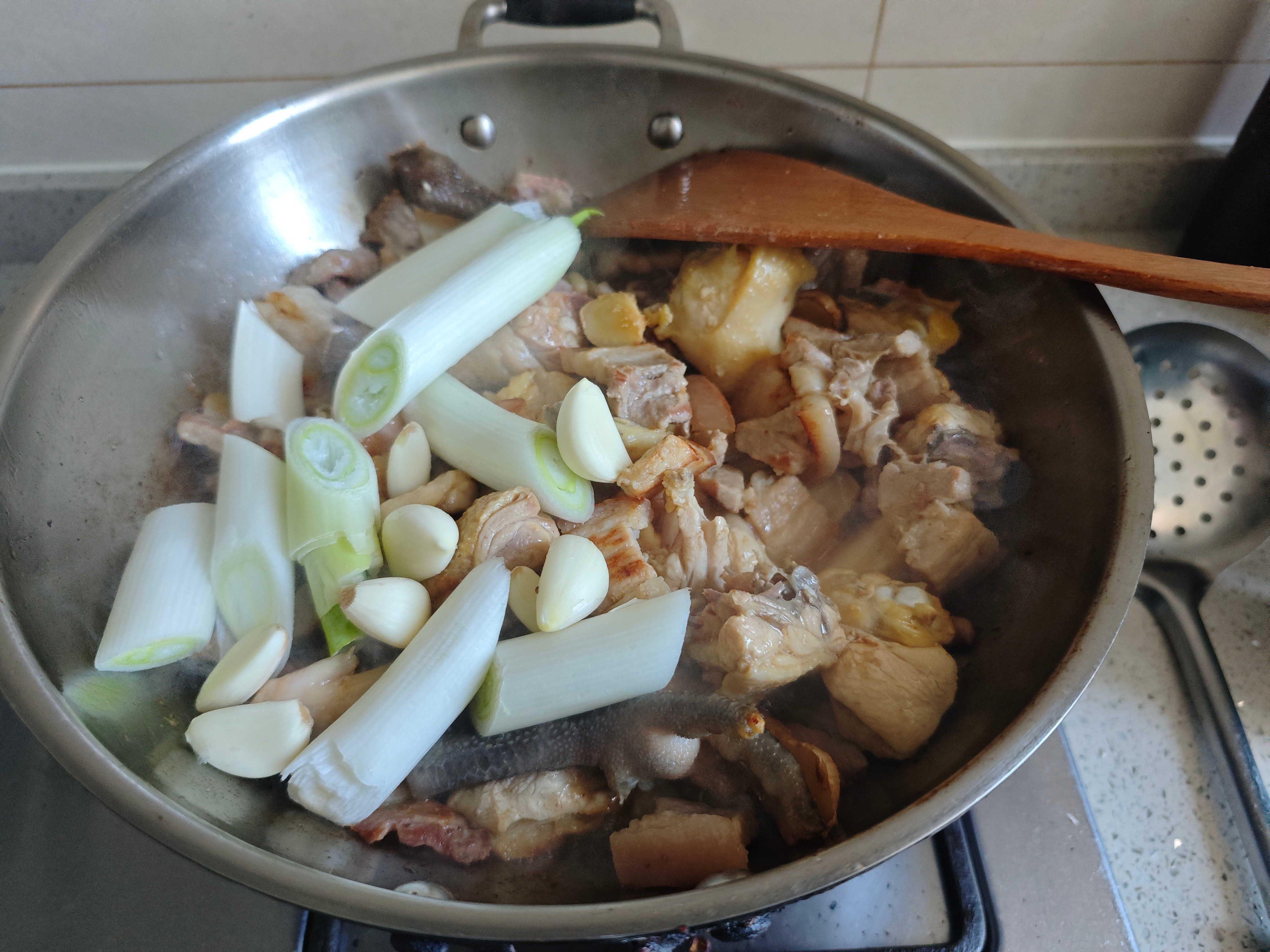 今天做的五花肉炖鸡，我给自己打9分​​​