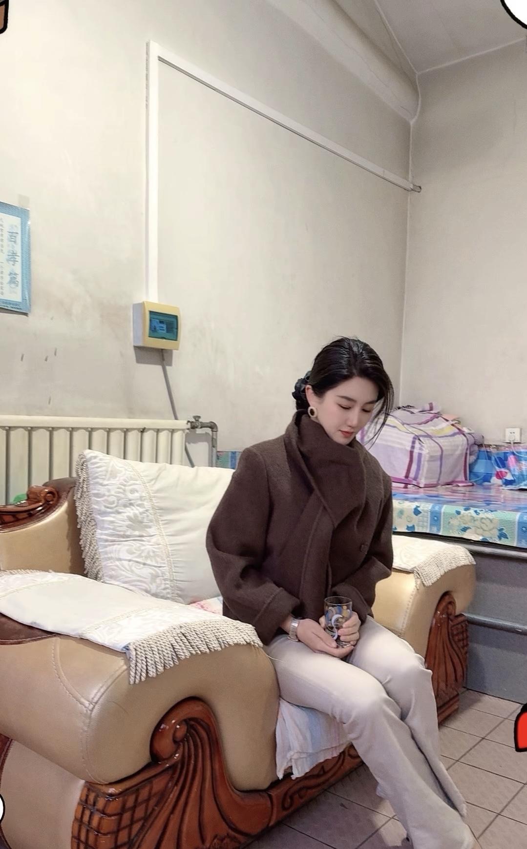 什么才是纯天然美女简约搭配的女孩子