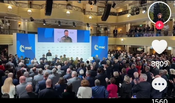 最近4年来，他每次出现在欧洲，都会迎来山呼海啸般的掌声和欢呼声，议员们、政要们，