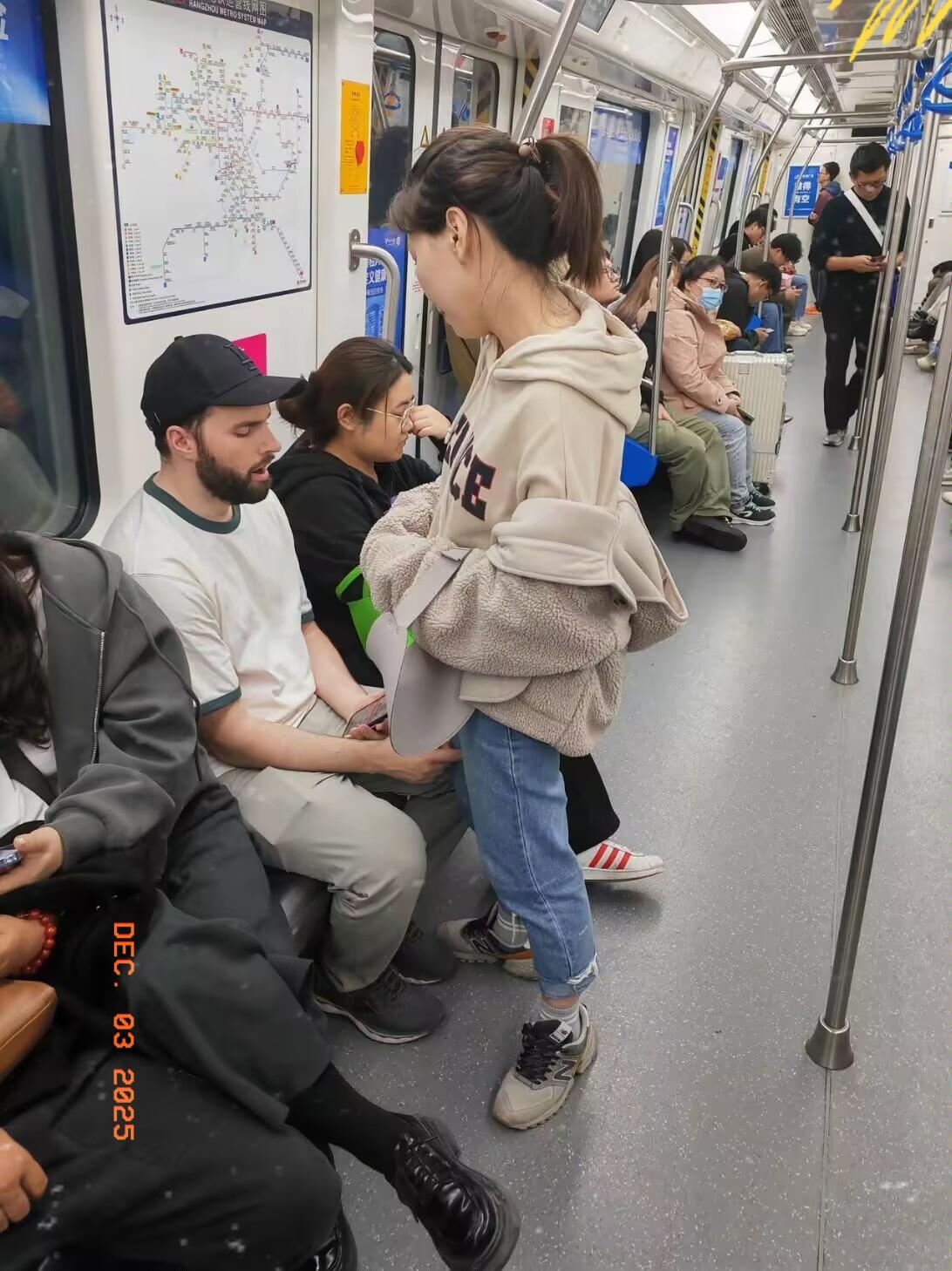 杭州地铁惊现奇葩一幕！女子为印度男友争座：他是高种姓该享特权！地铁里的一幕