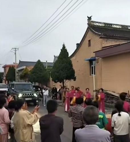 看了很多受阅方队队员返乡的视频，无一例外，都收到了热烈欢迎。视频中，这位女民兵