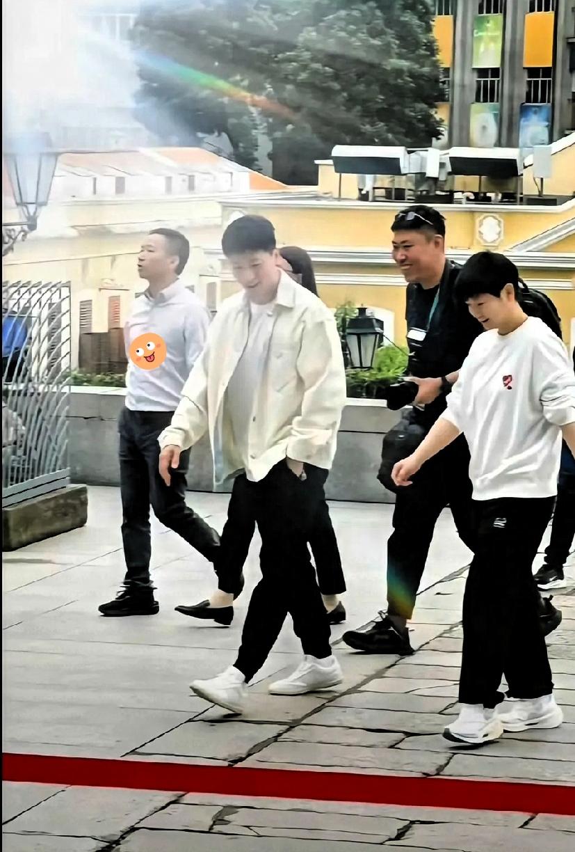 莎局这气场太强大了！龙队和莎莎今天出门了，一前一后，龙队走在前面，莎莎跟在后