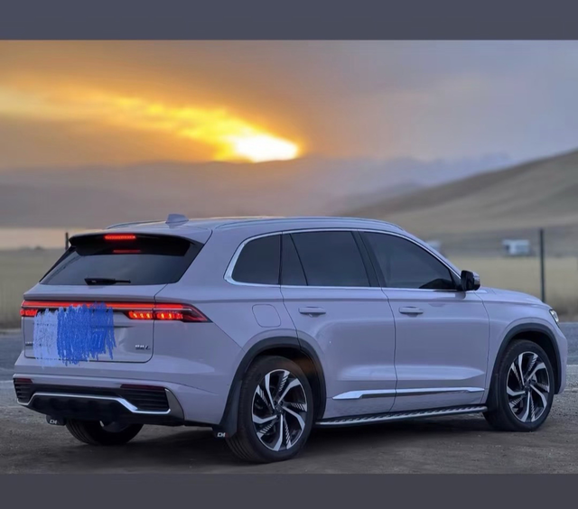 星越L用车小知识功能操作技巧车窗控制‌：长按钥匙解锁键可降下所有车窗，长按锁车