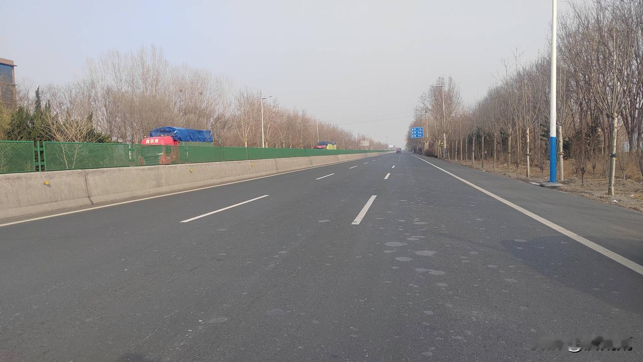 昨天在徒骇河钓鱼，一个年轻小伙过来：今天怎么样？不行，小鱼闹的厉害。太阳有