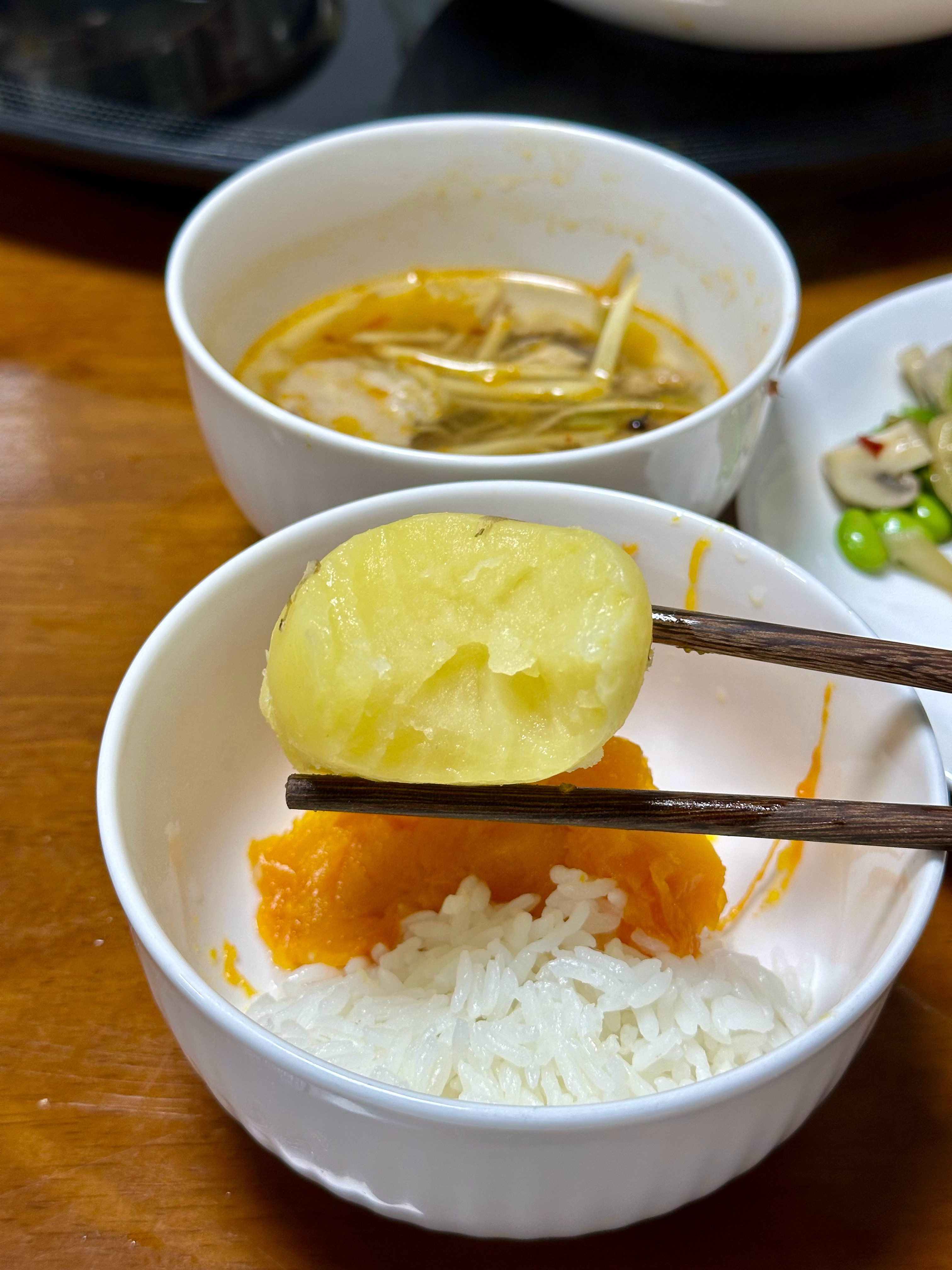 食堂留有午饭，冷洋芋当主食​​​