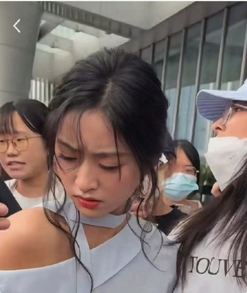 沈月这表情谁懂，你能理解此刻的心情吗？挤都挤不动，真的太疯狂了。​​​