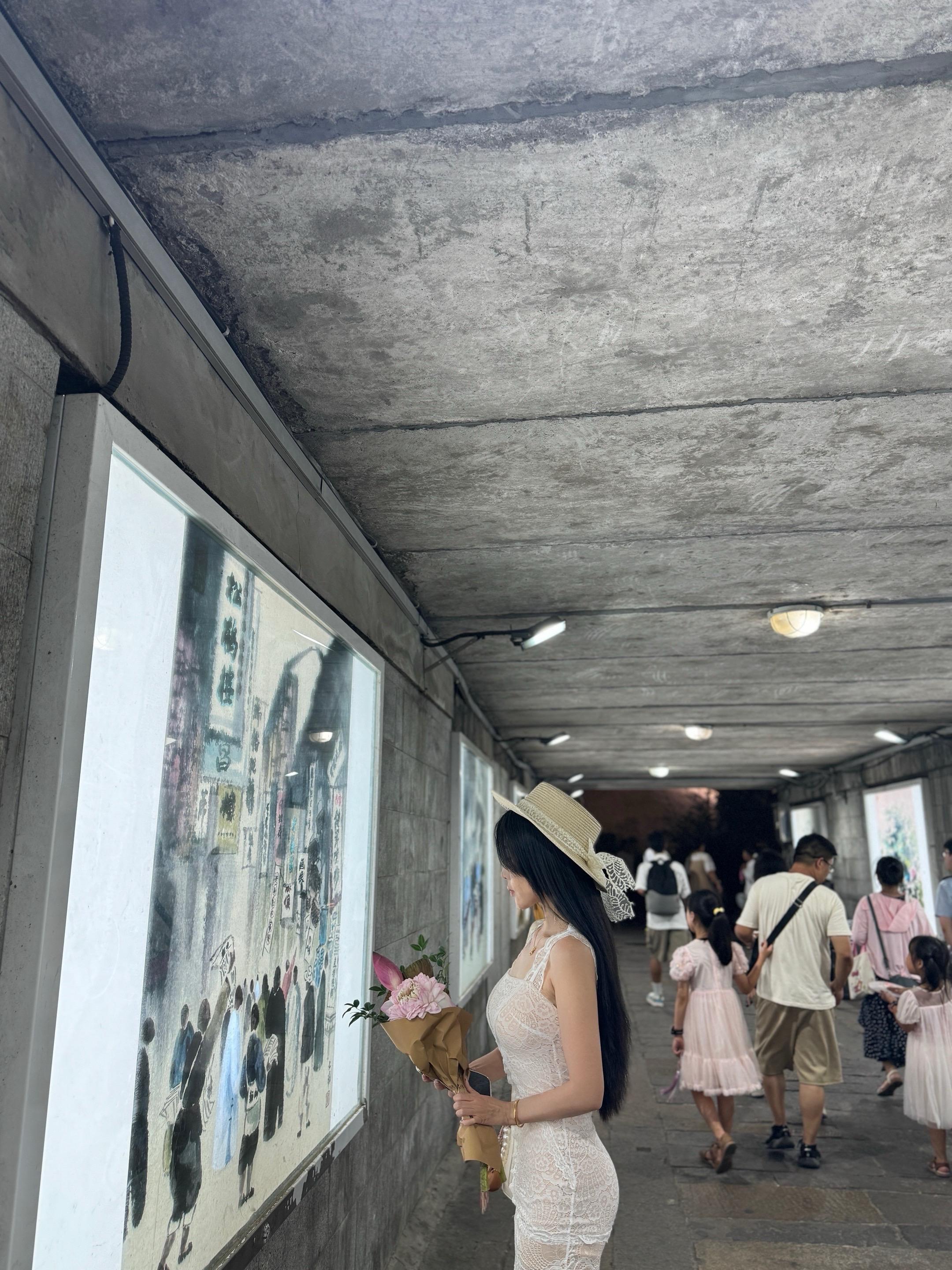 小时候哭了可以找妈，委屈了可以回家。长大后，哭了不敢找妈，委屈了不敢回...