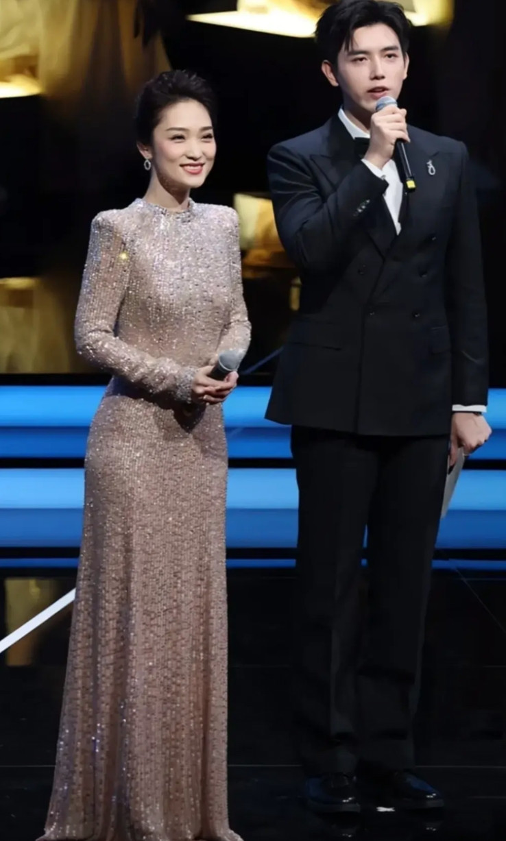 想不到陈凯歌导演娶了陈红，这基因改造还是不达标啊，陈导的基因还是太强了，儿子陈飞