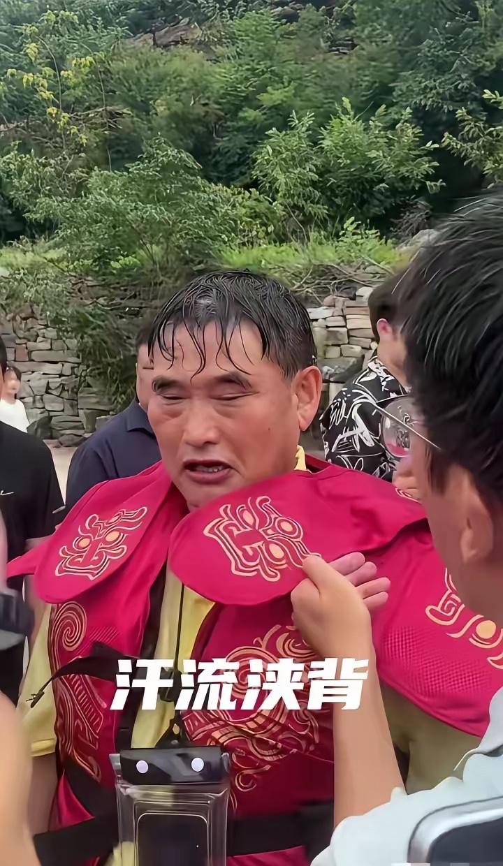 朱之文不接景区演出了。说是体力跟不上，那些活儿太折腾——大夏天穿个厚袍子，又是扭