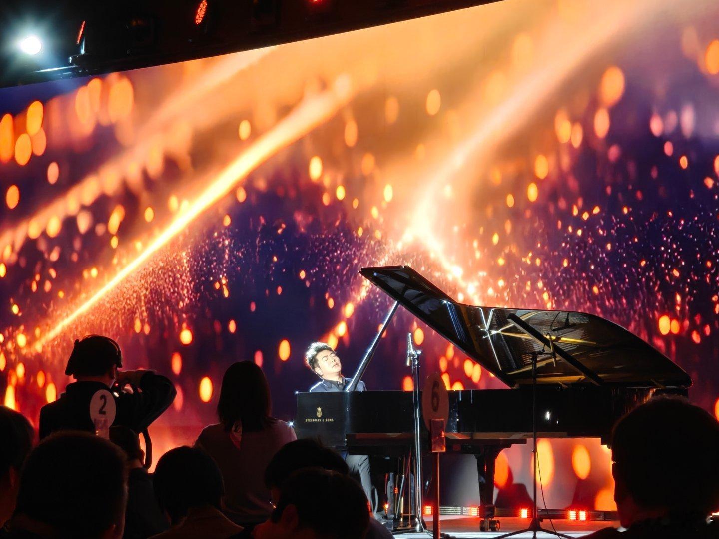 哥们也是好起来了，可以边听朗朗弹琴边吃饭