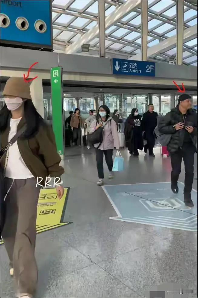 这是姚晨和曹郁去年11月份在机场同框的画面。二人全程零交流，没有肢体接触，两人