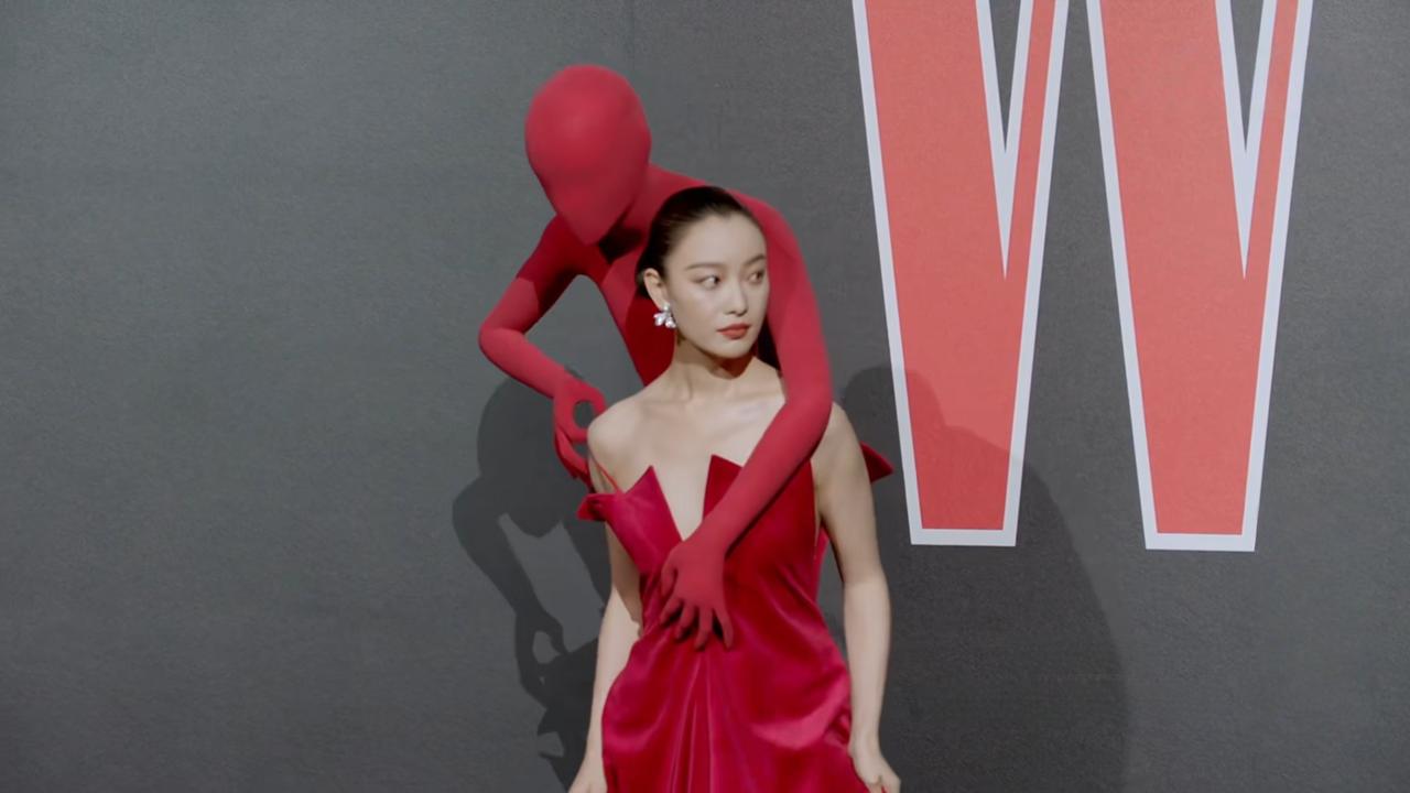 倪妮这是背了个啥？盛典红毯上，倪妮是真豁出去了！驮着个红色假人出场，像背了个
