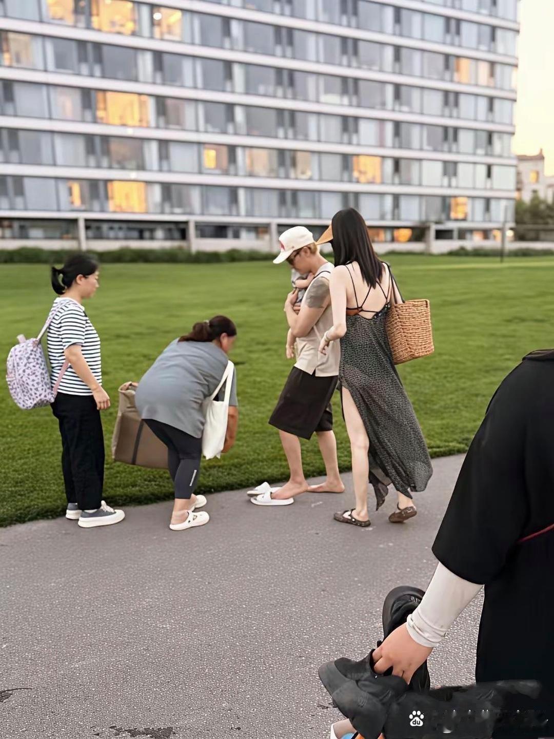 陈伟霆和何穗两口子去阿那亚玩啦。陈伟霆当奶爸，小心抱着儿子，动作可温柔了。何穗又高又白，在人群里特别