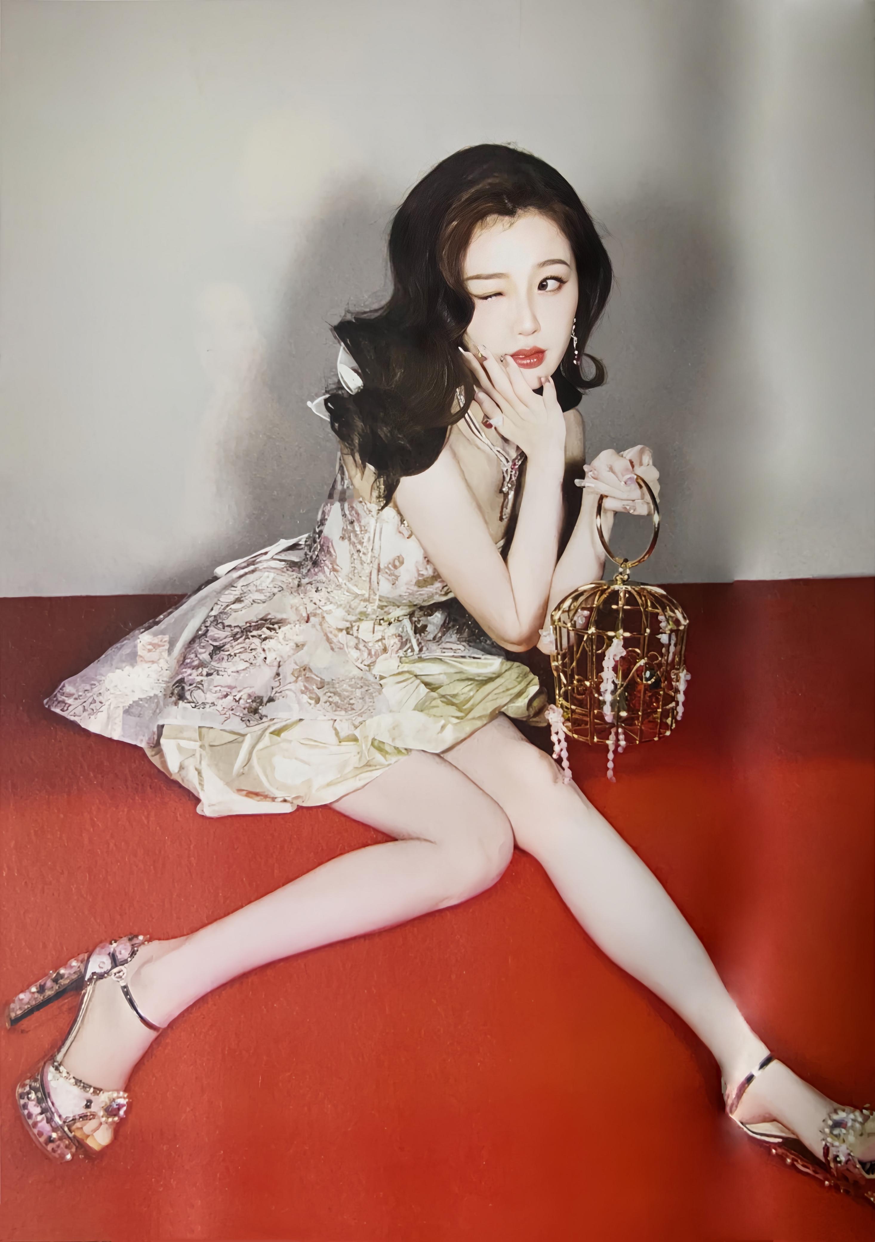 虞书欣特别感谢小石榴们虞书欣实体专辑Esther黑版ep写真很开心能被欣欣感谢