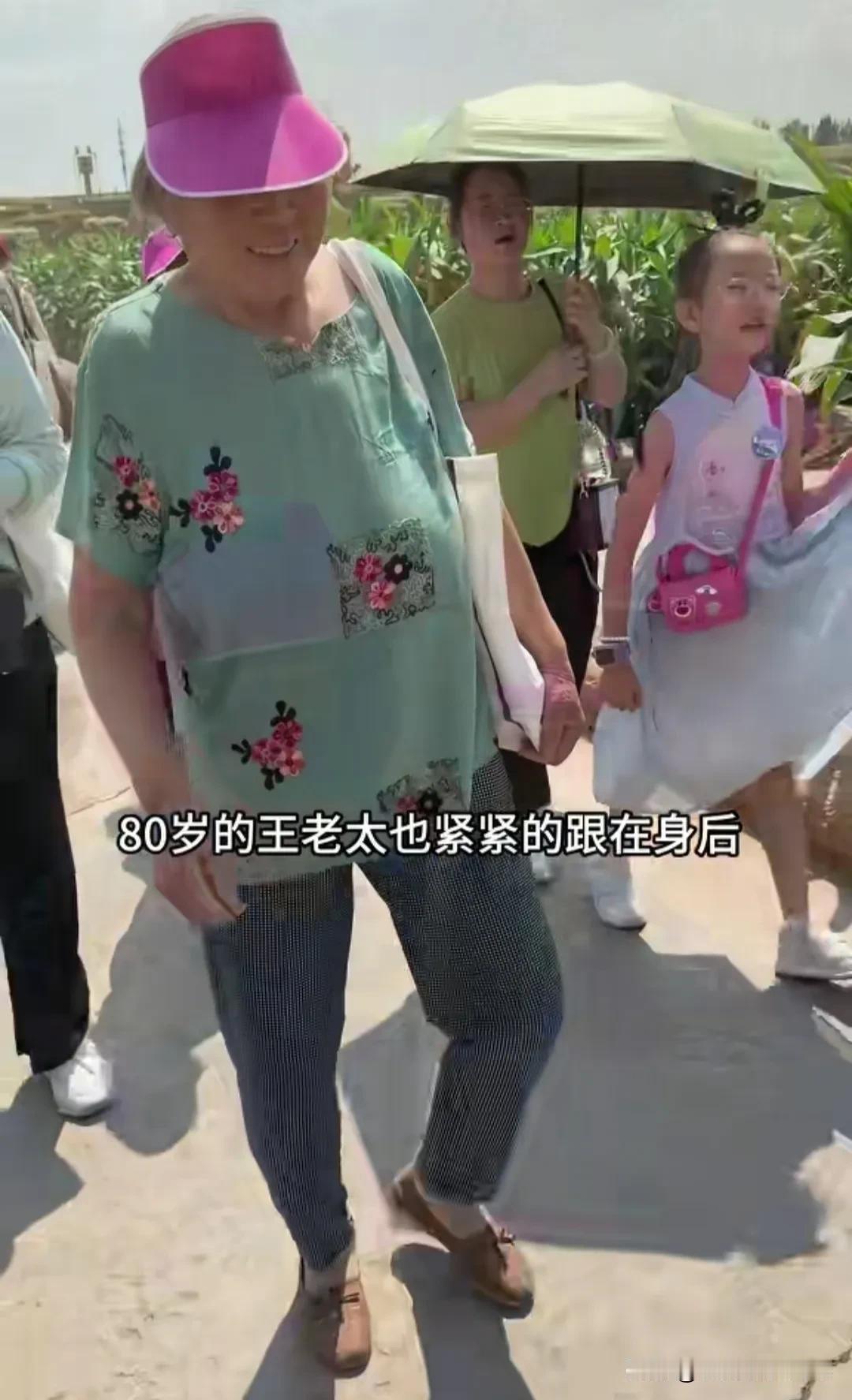 河南乡村网红李福贵用自己的钱请村里面的留守老人去郑州旅游。并且到