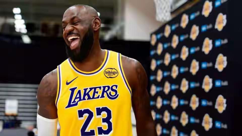 必须服詹姆斯团队的公关实力，湖人彻底被架在火上烤了！说真的，NBA最顶级的操盘