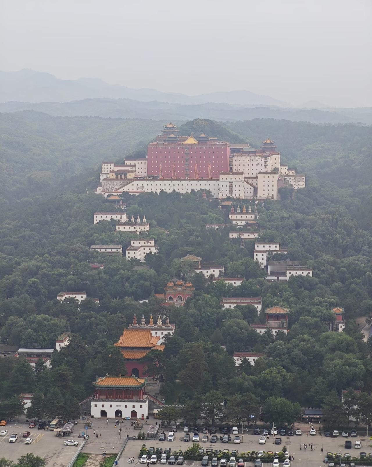 这宫殿堪比布达拉宫啊，清帝允许并主动建造这么高的建筑，可见拉拢西藏势力的努力，以