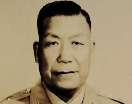 1949年，青岛的码头，几名军人，正偷偷往工厂搬运炸药。这批炸药是从上海运来的，