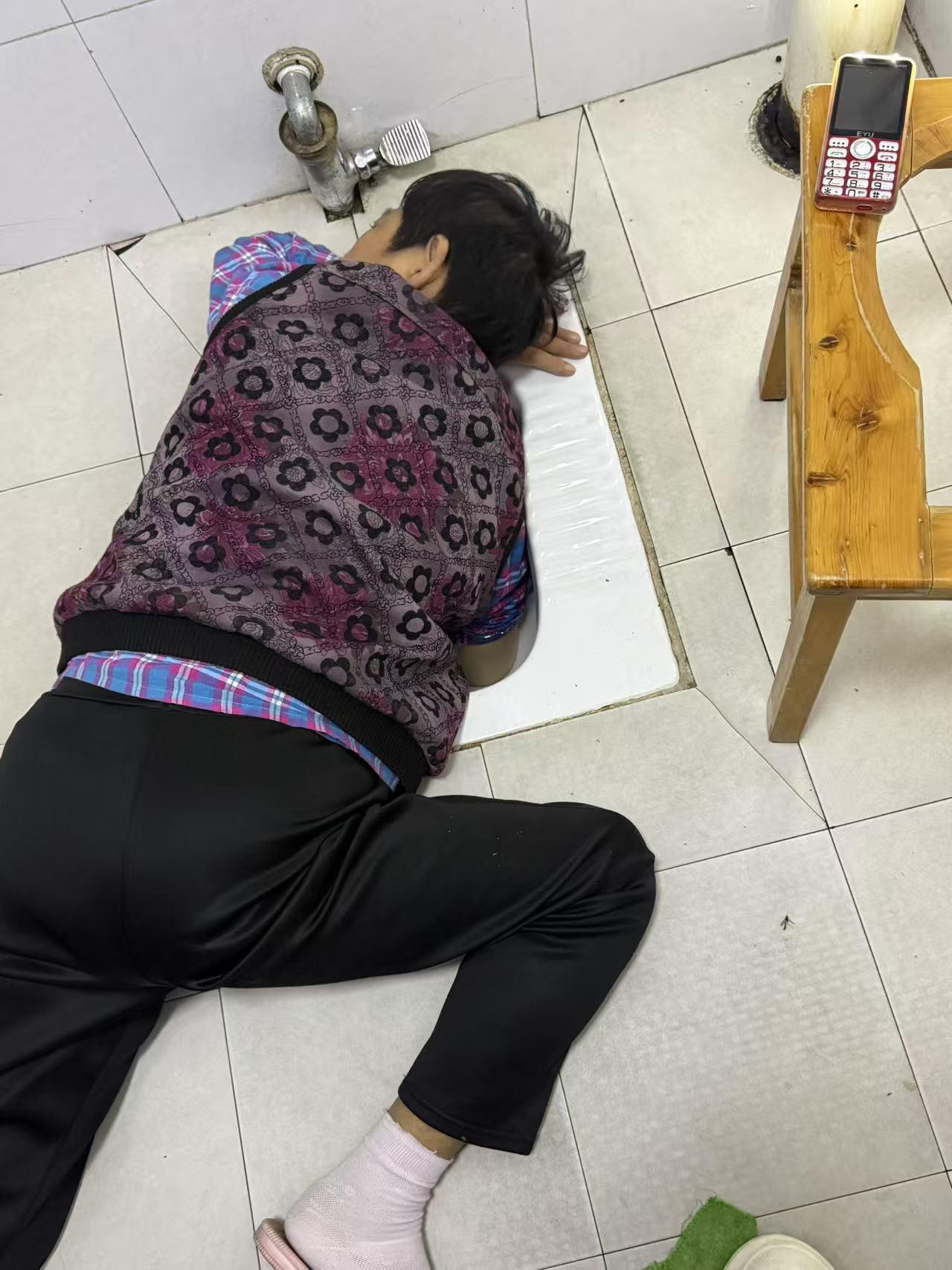 手被卡进马桶里了？谁能想到，医院病房里居然闹出这么一桩让人哭笑不得的事。6