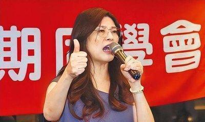 郑丽文真的是政治高手！11月28日的台中，清晨的薄雾还没散尽，郑丽文的皮鞋已