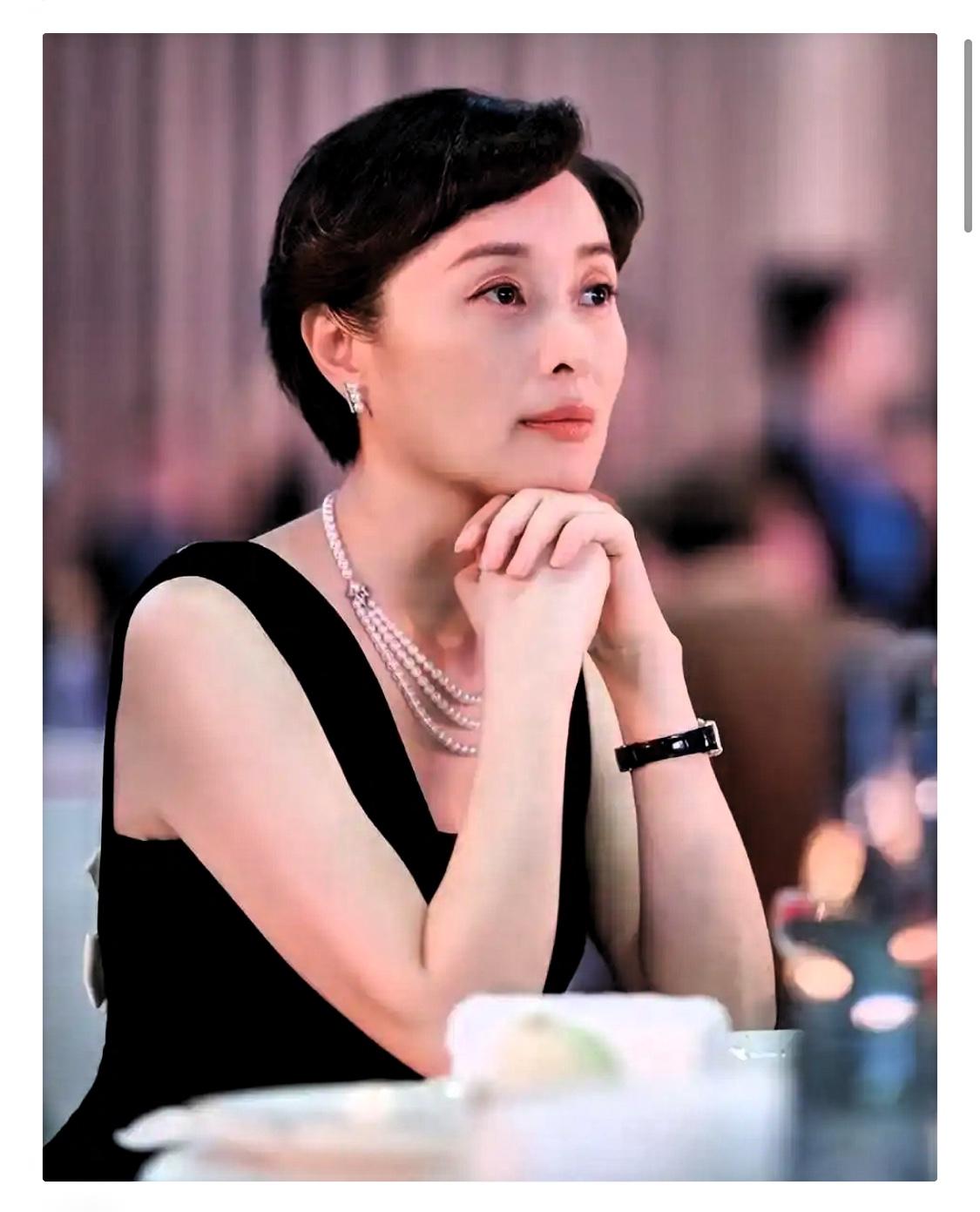 84岁父亲突然问女儿：你会送我去养老院吗？53岁的吴越愣了几秒后，然后蹲下来，握